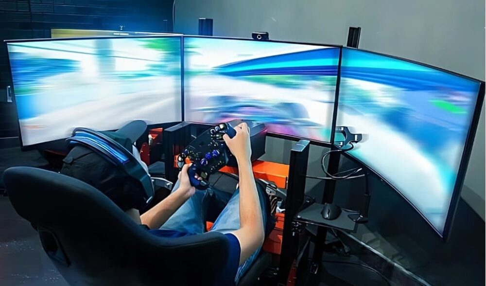 Cockpit de simulation de course avec volant et pédales optimisés pour une course d'endurance