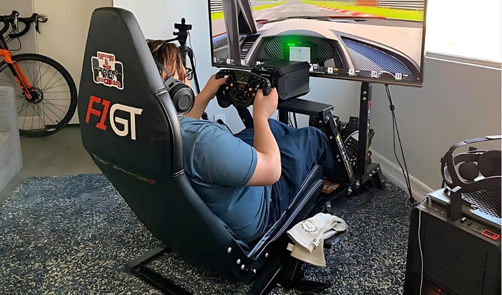 Trois châssis de simracing d’entrée de gamme alignés dans un setup, idéals pour débuter sans se ruiner.